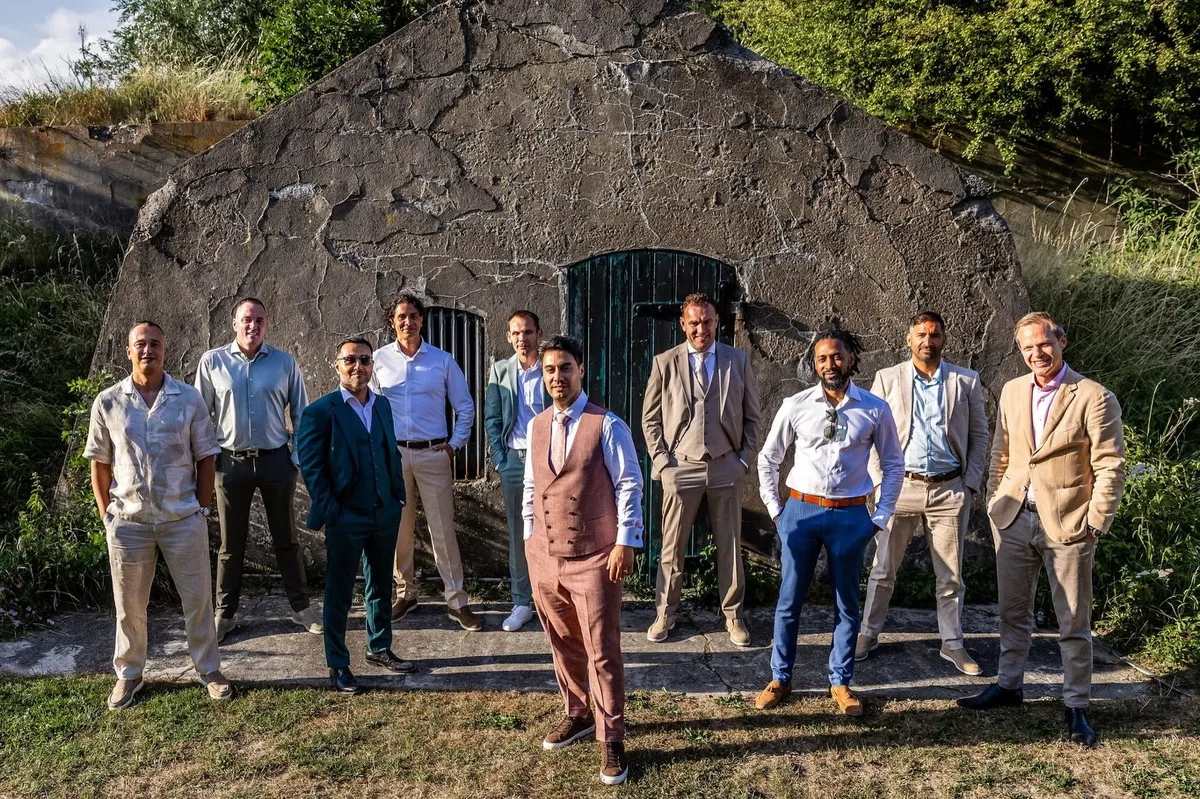 De bruidegom met zijn vrienden voor de oude bunker van Fort Diemerdam