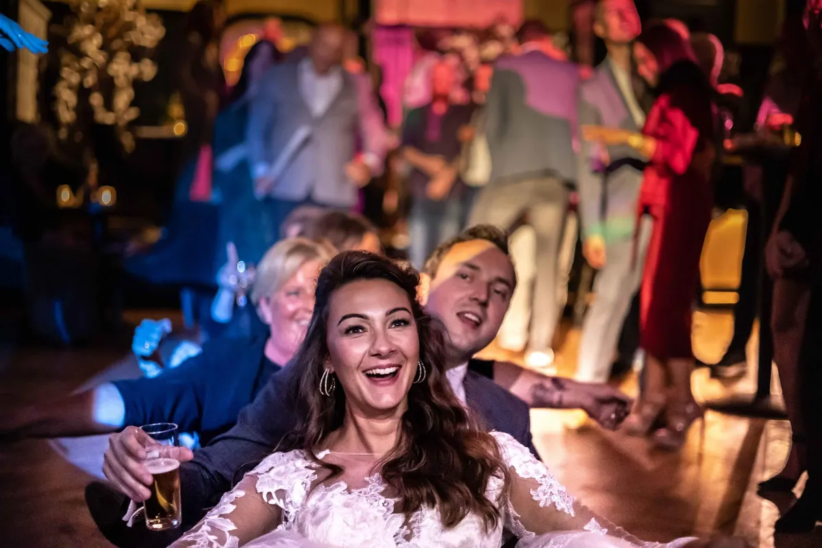 De bruid lacht uitbundig tijdens de laatste uurtjes van het feest
