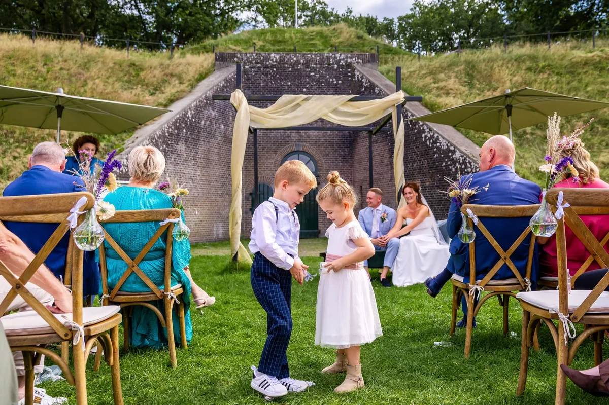 Buitenceremonie in de droge gracht van Fier Bussum, met bruidskinderen voor de poterne van het fort
