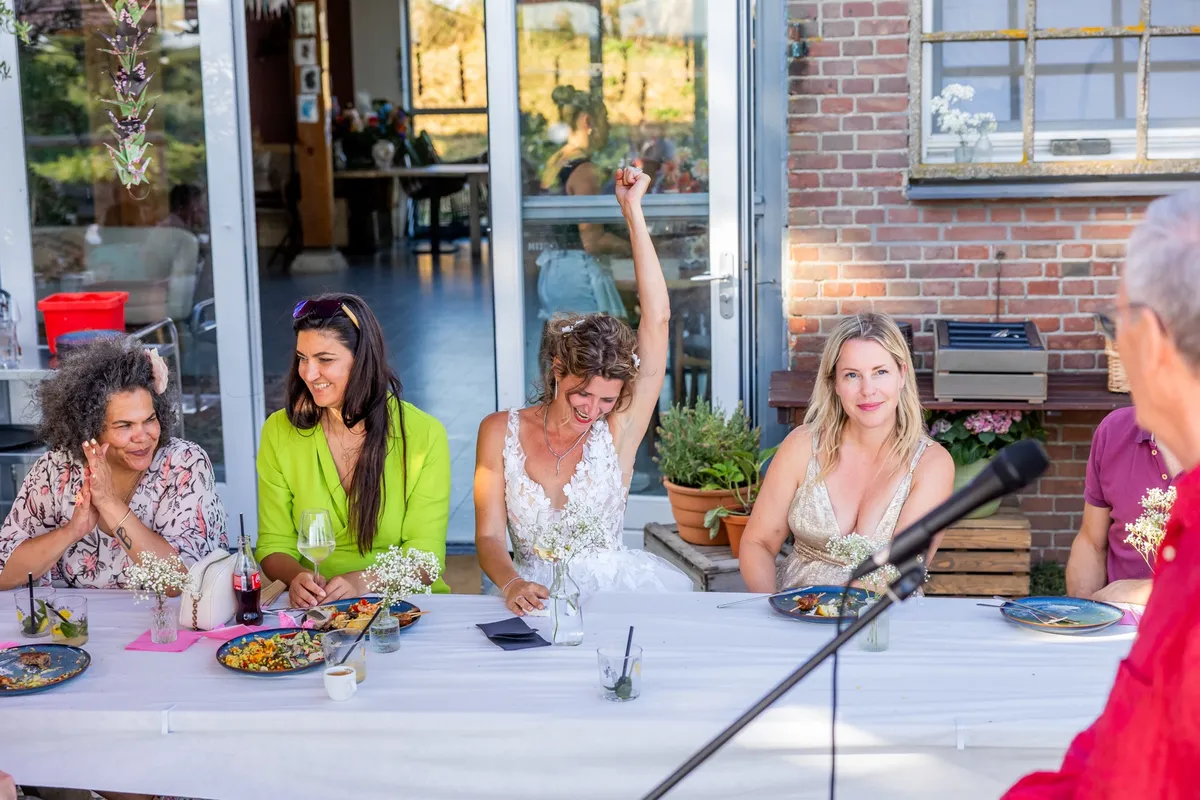 Een gast juicht tijdens de speeches aan tafel