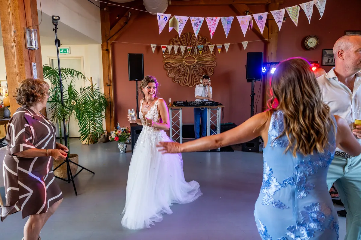 De bruid danst met haar vriendinnen op de dansvloer