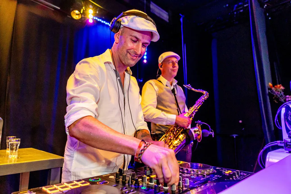 Een DJ en een saxofonist zetten het feest in Podium Azijnfabriek in gang