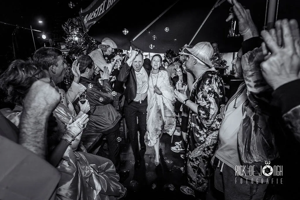 Het feest is in volle gang op de dansvloer (zwart-wit)