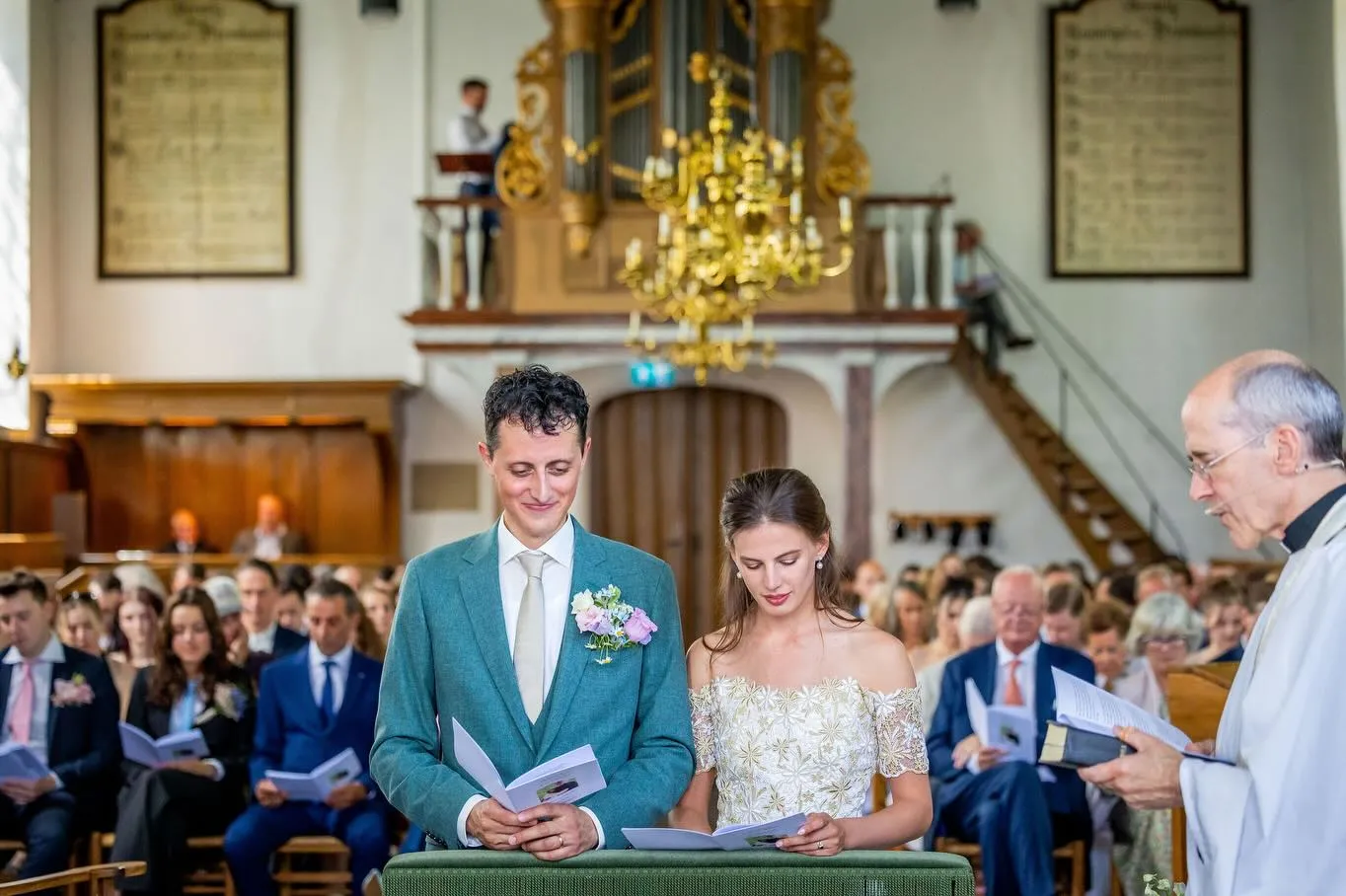 Florence en Jan tijdens de ceremonie in het oude kerkje van Kortenhoef