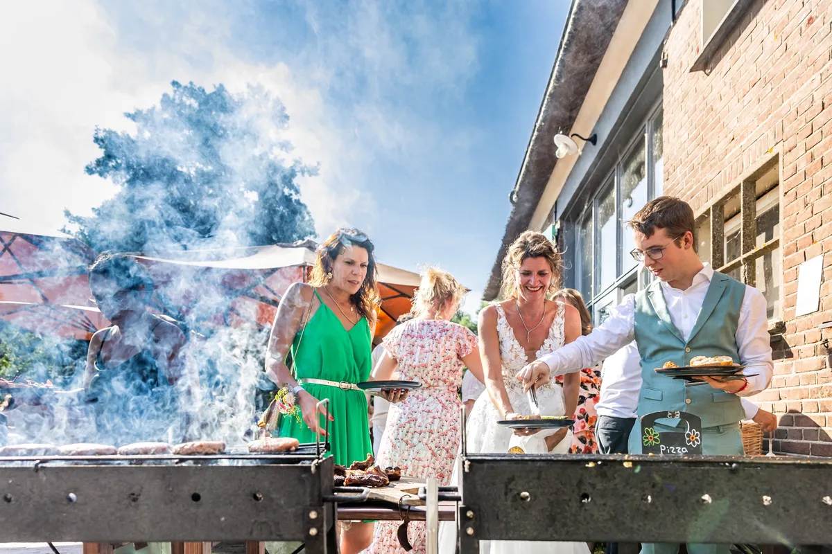 Barbecue met rook in de zon tijdens het diner bij Tiny Parks
