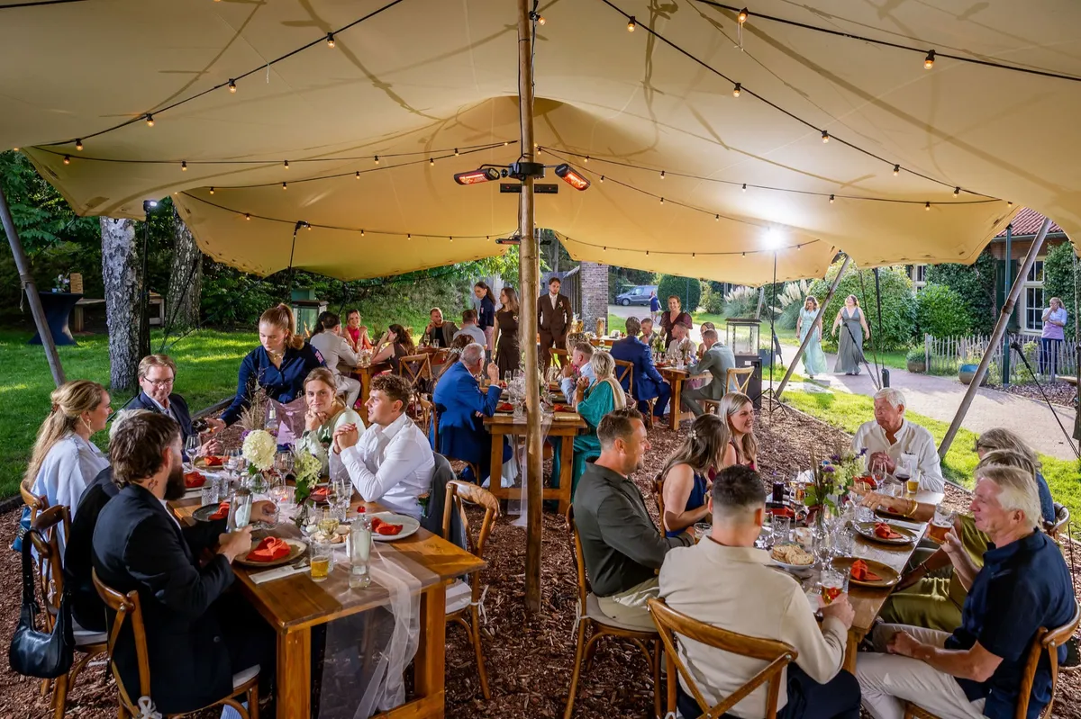 Trouwdiner onder de tent op het terrein van Fier Bussum