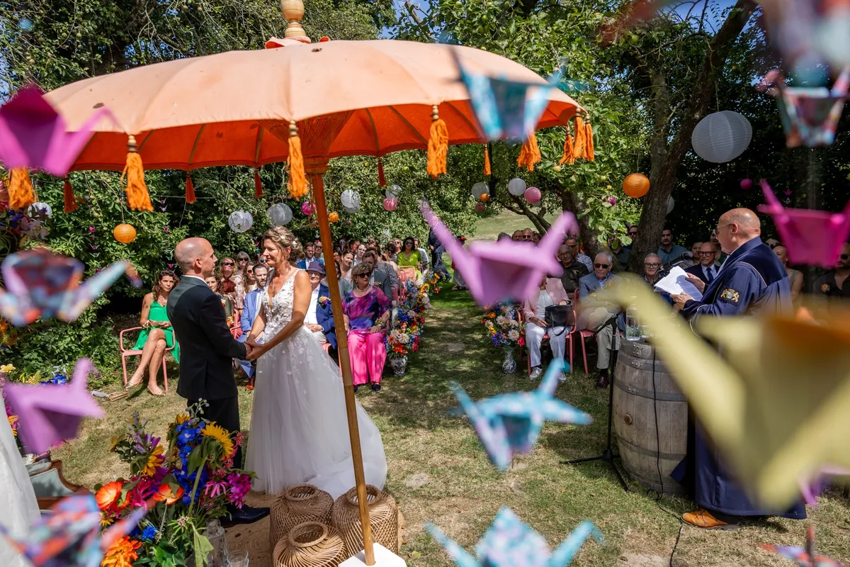Buitenceremonie op Tiengemeten met de origami kraanvogels op de voorgrond