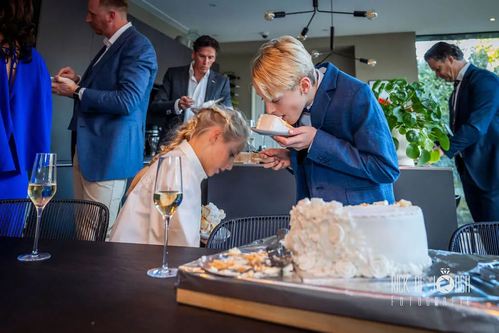 Een jongen neemt alvast een flinke hap van de bruidstaart
