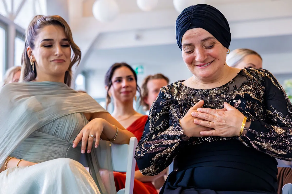 De moeder van de bruid is ontroerd tijdens de ceremonie