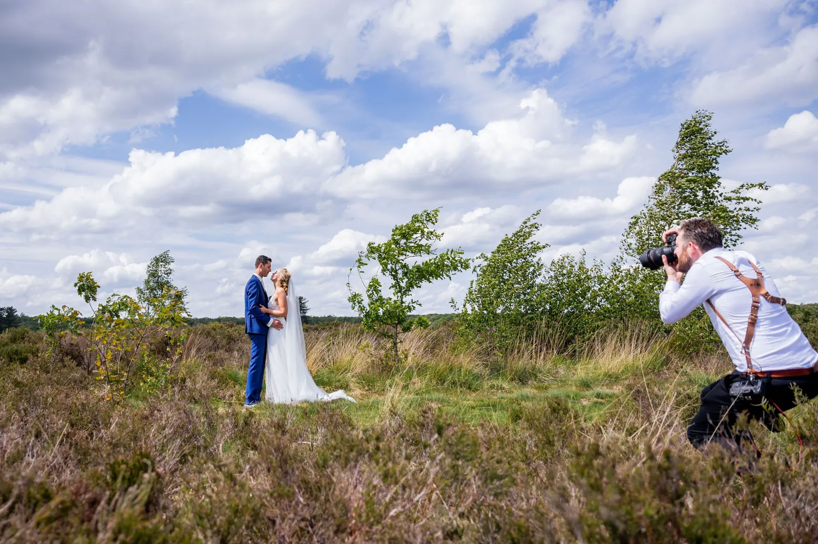 Trouwfotograaf Rick de Jongh fotografeert een bruidspaar op de heide