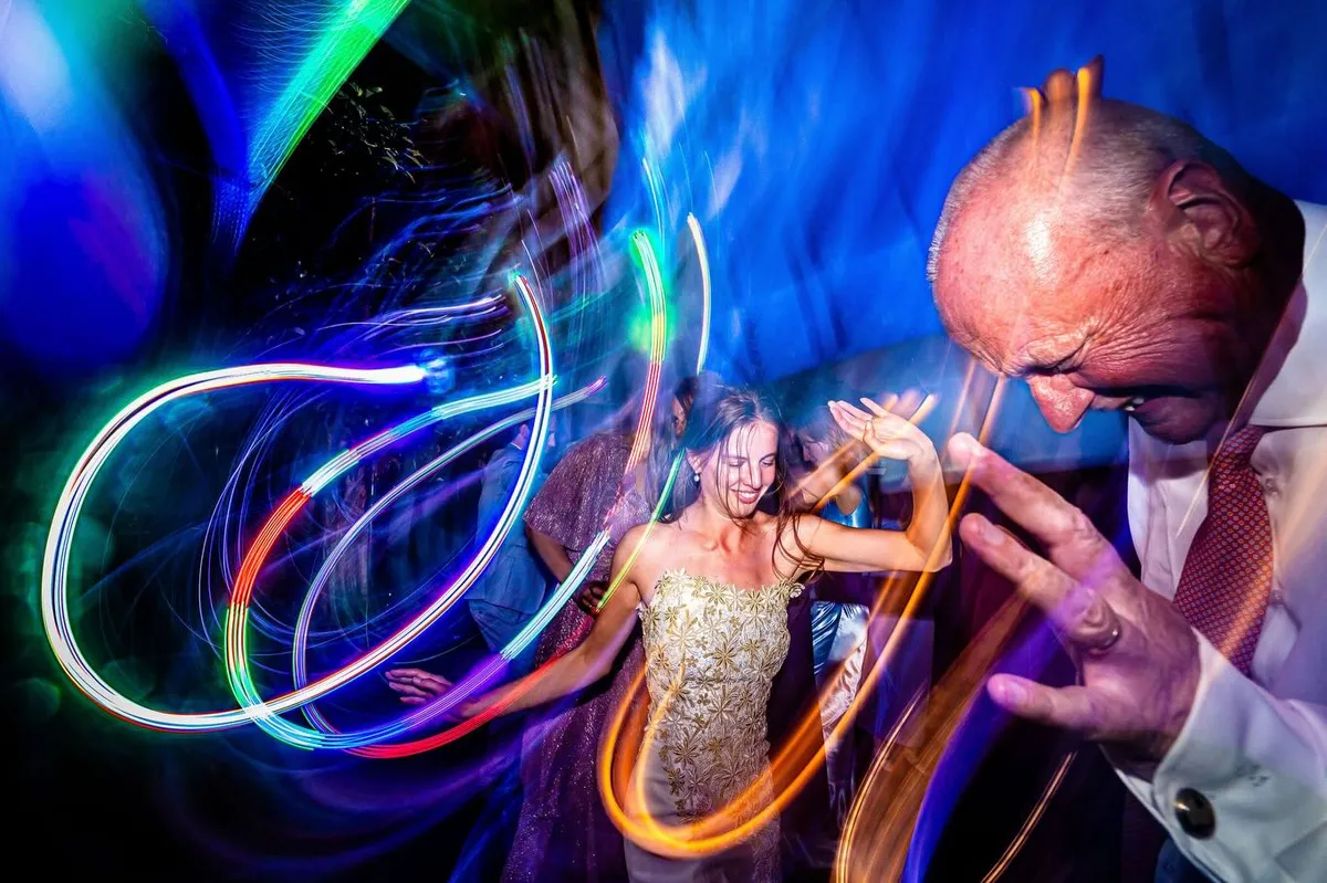 Florence danst tussen kleurige lichtsporen op het feest bij Ketelhuis aan de Werf