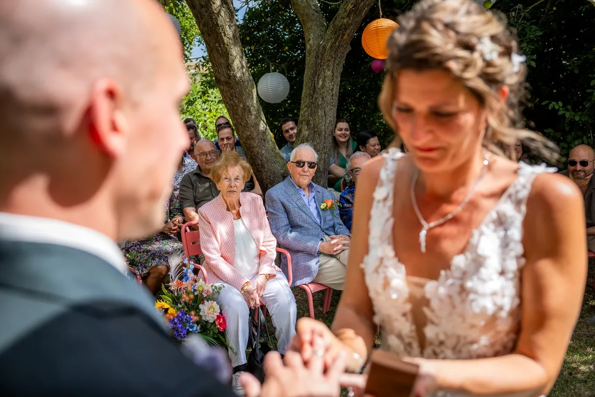 De bruid schuift de ring om tijdens de trouwceremonie