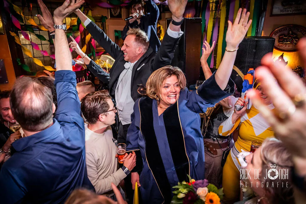 Trouwambtenaar Anke Goedhart gaat in haar toga los tussen de juichende gasten